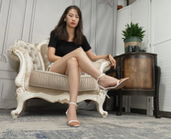 【Sexy Asian Girls Feet】美女XiaoDao展示她的性感的39码（裸足）大脚丫!