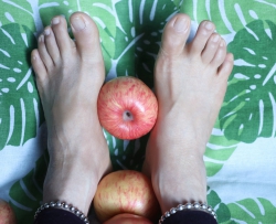 裸足美足与水果苹果 [17P]