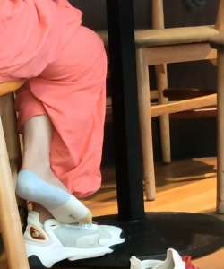 �˶�Ь������Ů����һֻ��Ϣ�����Ȼ�[04:27]