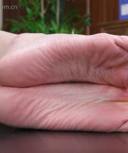 Beautiful and sexy Asian girl Jiamei showcases her sexy 40EU big feet