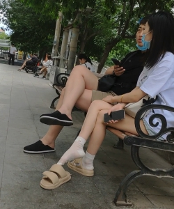 路边长凳上偶遇的棉袜挑鞋美女[01:38]